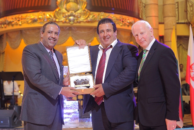 Armanian NOC President awarded a trophy_S